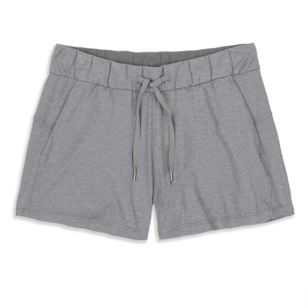 Lululemon on the fly mid-rise short 2.5”